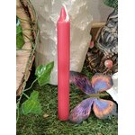 Bougie rouge fine plantée dans la mousse verte, papillon décoratif violet et orange au pied, lierre sur le côté, décor naturel avec planche de bois et éléments forestiers, énergie, vitalité, courage, motivation, transformation.
