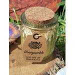 Bougie parfumée chèvrefeuille en cire de soja, pot verre couvercle liège, sur bois avec feuillage, douceur, détente, réconfort.