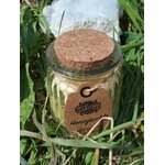 Bougie parfumée chèvrefeuille (Honeysuckle) en cire de soja, pot en verre avec couvercle en liège, posée dans l’herbe, amas de quartz en arrière-plan, décor nature, purification, clarté, apaisement, réconfort, harmonie, ambiance cocooning.