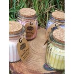 Bougies en cire de soja en pots verre, couvercles liège, sur tranche de bois, décor végétal, douceur, apaisement, cocooning