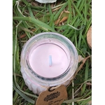 Vue du dessus bougie jasmin en cire de soja, cire blanche et mèche centrée, pot verre dans l’herbe, calme, clarté, apaisement.