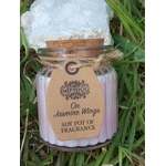 Bougie jasmin en cire de soja, pot verre avec couvercle liège, posée dans l’herbe, douceur, calme, réconfort, sérénité.