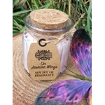 Bougie jasmin en cire de soja, pot verre couvercle liège, sur bois avec feuillage et papillon décoratif, douceur, détente, harmonie.