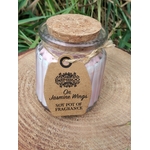 Bougie parfumée jasmin en cire de soja, pot en verre avec couvercle liège, sur tranche de bois avec herbes, douceur, apaisement, sérénité, cocooning.