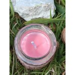 Vue du dessus bougie Rose de Minuit en cire de soja, cire rose et mèche centrée, pot verre dans l’herbe, douceur, calme, apaisement.