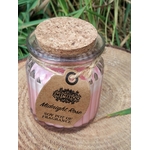 Bougie Rose de Minuit en cire de soja, en pot en verre avec couvercle liège, posée sur bois avec herbes, douceur, apaisement, réconfort, harmonie.