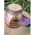 Bougie Rose de Minuit en cire de soja, pot verre couvercle liège, sur tranche de bois avec herbes et papillon décoratif, douceur, sérénité, harmonie.
