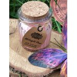 Bougie Rose de Minuit en cire de soja, pot verre couvercle liège, sur bois avec feuillage et papillon décoratif, douceur, romance, apaisement, harmonie.