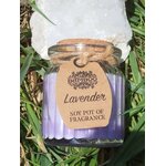 Bougie parfumée lavande en pot de verre strié violet avec couvercle en liège, ficelle et étiquette kraft, posée dans l’herbe en extérieur, lumière naturelle, ambiance douce, apaisante, détente, sérénité.