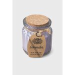 Bougie lavande en pot de verre strié violet avec couvercle en liège, ficelle en jute et étiquette kraft, photo détournée sur fond blanc, ambiance apaisante, détente, douceur, sérénité.