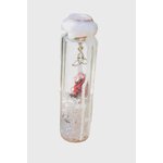 Spell jar (fiole de sort) en verre avec cristal de roche et fil rouge, scellée à la cire blanche, breloque triquetra argentée, photo détourée sur fond blanc.