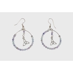 Boucles d’oreilles Hécate en fluorite facetté, création Magic Gaïa, perles facettées pastel et breloque triquetra argentée, photo sur fond blanc. Apaisement, clarté mentale, harmonie, recentrage