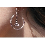 Boucle d’oreille Hécate en fluorite facettée, création Magic Gaïa, perles irisées dégradées et symbole triquetra argenté, photo portée à l’oreille en lumière douce. Calme, concentration, équilibre émotionnel, lucidité