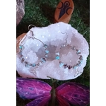 Création Magic Gaïa boucles d’oreilles Larimar chips bleu ciel triquetra sur géode, calme et expression.