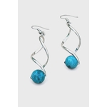 Boucles d’oreilles spirales argentées avec perles d’apatite bleue sur fond blanc, clarté, motivation, communication.