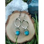 Boucles d’oreilles spirales argentées avec perles d’apatite bleue sur rondin de bois, géode et brins de mousse, clarté, motivation, expression.