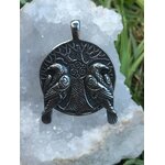 Pendentif viking verso en métal argenté vieilli sur géode blanche cristallisée avec feuillage vert, relief nordique et énergie minérale