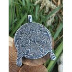 Pendentif viking noirci avec arbre sacré et deux corbeaux en relief, encadré par deux champignons en bois dans un décor végétal