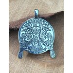 Pendentif viking argenté noirci avec motif arbre sacré et spirales, posé sur champignon décoratif en bois brun clair
