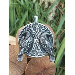 Pendentif viking double corbeaux avec triskèle posé sur champignons décoratifs en bois, métal argenté et décor végétal pour style nordique affirmé
