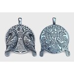 Pendentif viking réversible en métal argenté sur fond blanc, arbre sacré, doubles corbeaux et spirales triskèle au style mythologie nordique