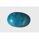 Galet poli ovale en apatite bleue sur fond blanc, surface brillante aux marbrures naturelles, pierre fine reliée à la lucidité, à la parole fluide et à la confiance tranquille.