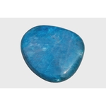 Galet d’apatite bleue poli sur fond blanc, pierre naturelle reliée à la sérénité, à la parole fluide et à la confiance tranquille.