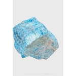Apatite bleue brute non polie sur fond blanc, pierre naturelle reliée à la clarté d’esprit, à la confiance tranquille et à la parole fluide.