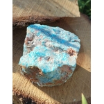 Apatite bleue brute bleu turquoise marbrée avec zones ocre sur fond blanc, pierre naturelle associée au recul, à la concentration et à l’inspiration personnelle.