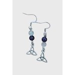 Boucles d’oreilles pendantes triquetra argenté création Magic Gaïa, perles améthyste et sélénite, style ésotérique, fond blanc – apaisement, clarté mentale, intuition.