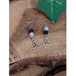 Boucles d’oreilles pendantes triquetra argenté, perles sélénite améthyste posées sur bois avec feuille verte en décor – apporte sérénité, recentrage et intuition – Création Magic Gaïa.