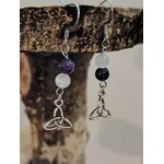 Création Magic Gaïa – boucles d’oreilles pendantes triquetra argenté, perles d’améthyste et de sélénite, suspendues sur support naturel – apporte apaisement, clarté, intuition.
