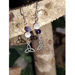 Création Magic Gaïa – boucles d’oreilles pendantes triquetra argenté, perles sélénite améthyste, suspendues sur support minéral – apporte apaisement, clarté mentale, intuition.
