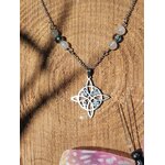 Collier inox avec pendentif nœud de sorcière et perles péristérite Aqua Aura sur tranche de bois, recentrage intérieur et calme du mental