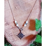 Pendentif nœud de sorcière sur chaîne acier inoxydable, perles blanches et iridescentes, décor bois et éléments verts, soutien douceur émotionnelle et intuition