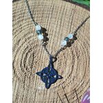 Pendentif nœud de sorcière sur chaîne acier inoxydable avec décor bois et éléments verts, perles iridescentes pour sensibilité douce et intuition claire