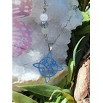 Collier nœud de sorcière en acier inoxydable avec péristérite et Aqua Aura, mise en scène nature pour recentrage et protection douce