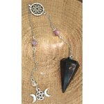 Pendule noir facetté avec chaîne argentée, perles roses et breloques triple lune et attrape-rêves, posé sur bois brut, aide à la protection, à l’intuition et au recentrage.