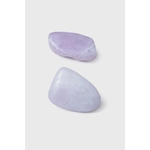 Pierre roulée de kunzite violette sur fond blanc, polie et translucide, galet naturel associé à la sérénité, à la sensibilité apaisée et à l’équilibre affectif.