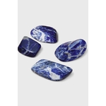 Pierre roulée de sodalite bleu profond veinée de blanc sur rondin de bois naturel, galet poli relié à la confiance tranquille, au calme intérieur et à l’expression sincère.