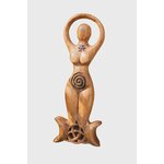 Statuette Gaïa (déesse) en bois style wicca, symbole spirale et triquetra, photo sur fond blanc; évoque ancrage, protection, harmonie, énergie féminine et intuition, idéale pour autel et décoration ésotérique.