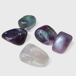Fluorite multicolore pierres roulées et quartz blanc sur fond blanc, lots de galets polis, favorise la concentration, la clarté d’esprit, l’apaisement émotionnel et l’harmonisation énergétique.
