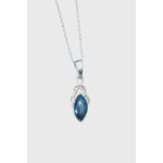 Pendentif elfique en apatite bleue avec monture argent 925 sur fond blanc, collier en pierre naturelle relié à la clarté d’expression, à l’élan personnel et à la sérénité.