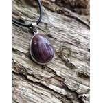 Pendentif agate du Botswana goutte polie à bandes brun-gris sur décor écorce et bois texturé, réassurance émotionnelle et ancrage paisible
