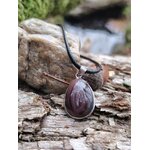 Pendentif agate du Botswana à stries naturelles gris-brun sur cordon noir, décor minéral sur écorce et roches, équilibre du ressenti et sérénité