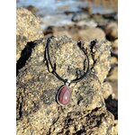 Pendentif agate du Botswana goutte brun rosé sur cordon noir, photo sur rochers en bord de mer en Bretagne, douceur intérieure et ancrage calme