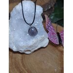 Pendentif agate du Botswana en goutte sur géode blanche et support bois avec papillon rose, bijou argenté au style délicat et rassurant