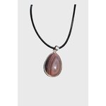 Pendentif agate du Botswana en goutte sur fond blanc, bandes brun-gris serties métal argenté, bijou sobre au style minéral apaisant