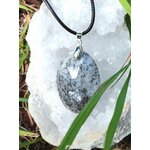 Pendentif opale dendritique ovale avec cordon noir et bélière argentée, décor nature avec feuilles vertes, stabilité douce et esprit plus net