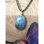 Pendentif opale dendritique ovale sur bois avec galet violet, cordon noir et bélière argentée, protection symbolique et ressenti plus apaisé